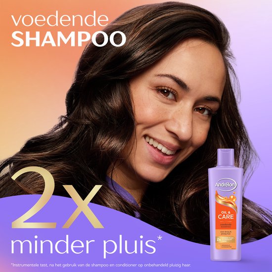 Vrouw met bruin haar glimlacht. "voedende SHAMPOO" en "2x minder pluis" met een flesje shampoo.