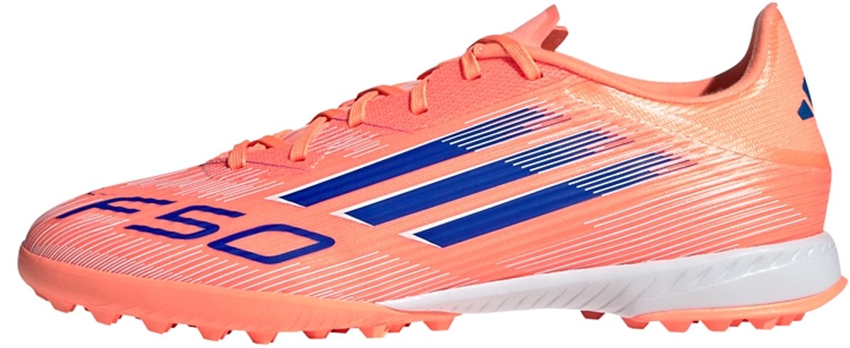 adidas F50 League turf voetbalschoenen in oranje met blauwe details, ontworpen voor snelheid en prestaties op het veld.