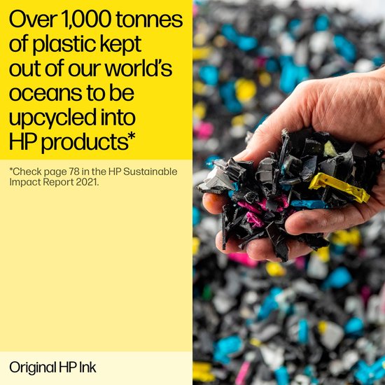 Hand gevuld met gerecycled oceaanplastic voor HP-producten.