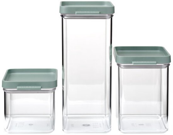 Trois boîtes de conservation transparentes Mepal Omnia avec des couvercles vert sauge de différentes tailles.
