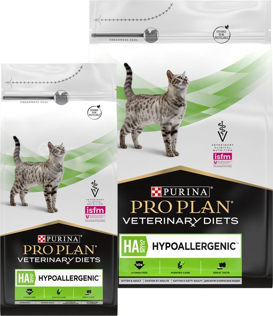 Twee zakken Pro Plan Veterinary Diets HA Hypoallergenic kattenvoer met een gestreepte kat op de voorkant.