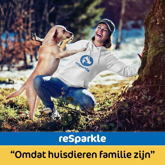 Vrolijke vrouw met een hond in een bos. Tekst: reSparkle, omdat huisdieren familie zijn.