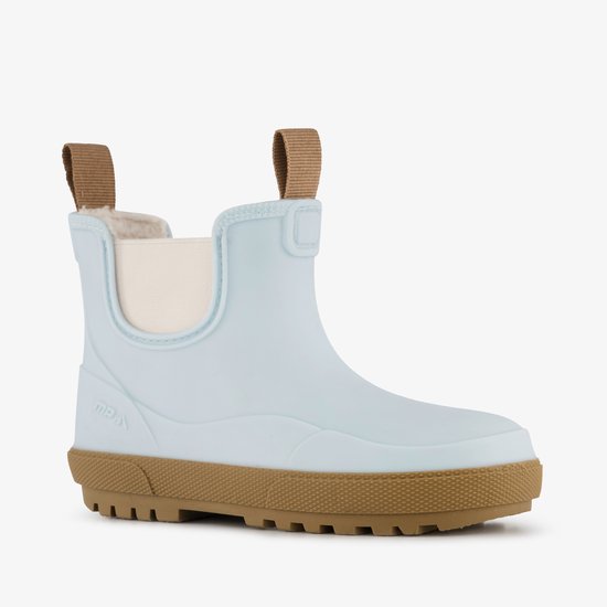 Botte de pluie courte bleu clair avec semelle marron et tirette arrière. Col doublé de laine.