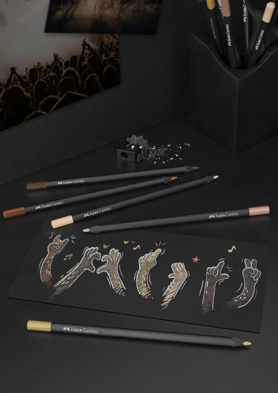 Zeven Faber-Castell kleurpotloden in huidskleuren op een zwarte ondergrond, met getekende handen.