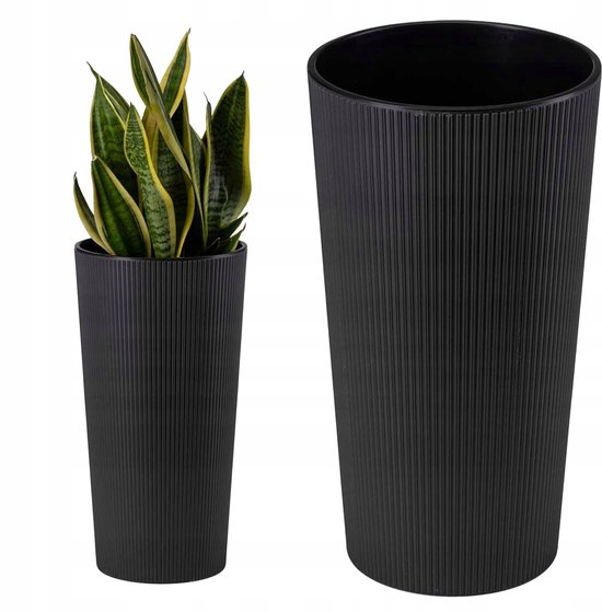 Een zwarte, geribbelde plantenbak met een Sansevieria plant ernaast, ook een close-up van de bak.