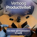 Vier personen met laptops en smartphones, aangesloten op een zwarte stekkerdoos op een houten tafel.