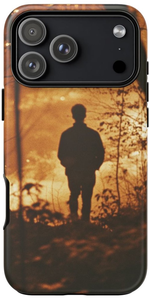 Silhouet van Man in Nachtelijk Bos – Telefoonhoesje Geschikt voor iPhone 17 Pro Max