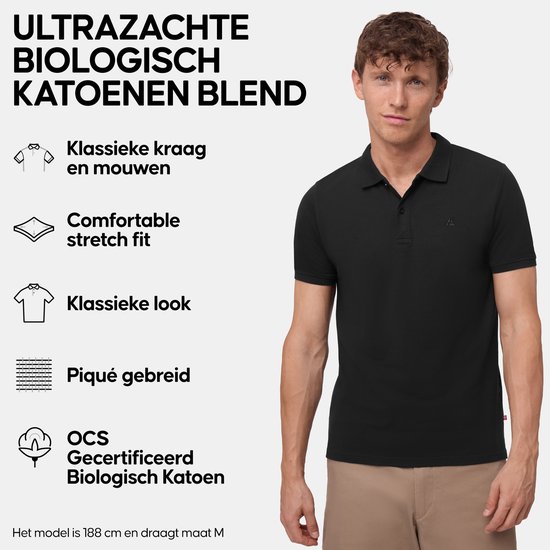 Zwarte polo met klassieke kraag en korte mouwen. "ULTRAZACHTE BIOLOGISCH KATOENEN BLEND" tekst. Model is 188 cm, draagt M.