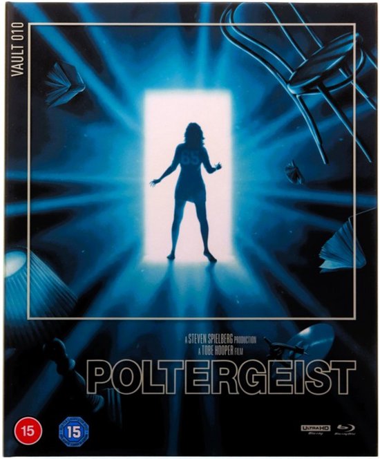 Limited Edition Blu-ray box van Poltergeist. Een meisje staat in een lichtgevende deuropening, zwevende voorwerpen vliegen rond.