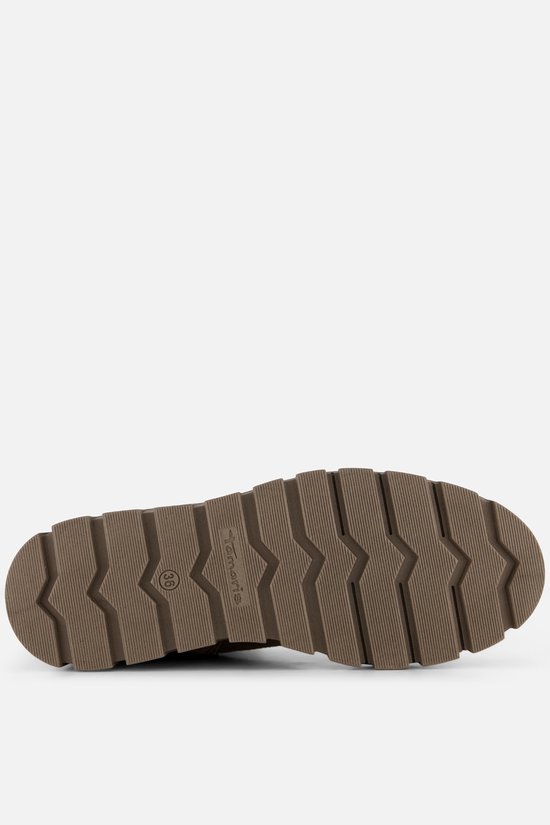Onderkant van een bruine suède chelsea laars met een dikke, geribbelde zool en Tamaris-logo.