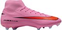 Roze Nike voetbalschoen met rode swoosh, AIR ZOOM tekst en lichtblauwe noppen.