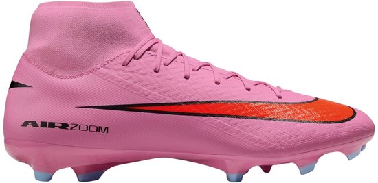Roze Nike voetbalschoen met rode swoosh, AIR ZOOM tekst en lichtblauwe noppen.