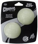 Twee medium Chuckit! Max Glow ballen op zwart verpakking.