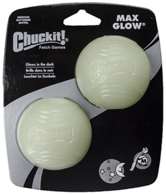 Twee medium Chuckit! Max Glow ballen op zwart verpakking.