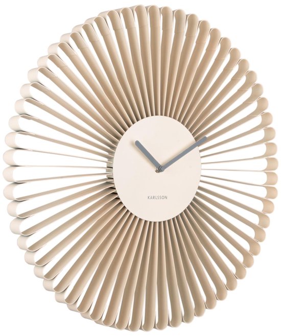 Witte Karlsson klok met een ronde wijzerplaat en een decoratieve rand van lamellen die als een waaier uitwaaieren.