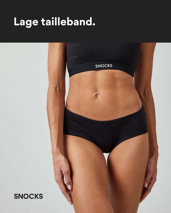 Model met zwarte hipster slip met lage tailleband en bijpassende top.