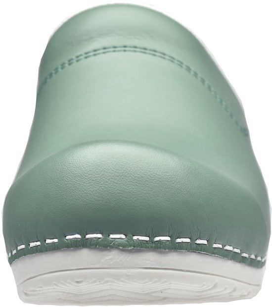 Vooraanzicht van een lichtgroene Sanita klomp met witte zool en stiksels.