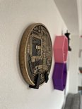 Goudkleurige Bitcoin-munt met "FODS APPROVED MJB 2018" en gedetailleerd circuitpatroon.