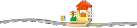 Maisonnette LEGO Duplo avec toit orange, fleur, sur les rails du train.