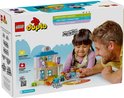 Vader en dochter spelen met LEGO Duplo dokterscentrum. De set bevat 65 onderdelen.