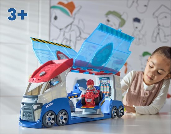 Een meisje kijkt toe hoe de PAW Patrol Patroller wordt geopend met de vleugels en lanceerders omhoog.