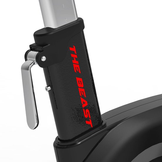 Detail van de zijkant van de FitBike 'The Beast' airbike met rode tekst.