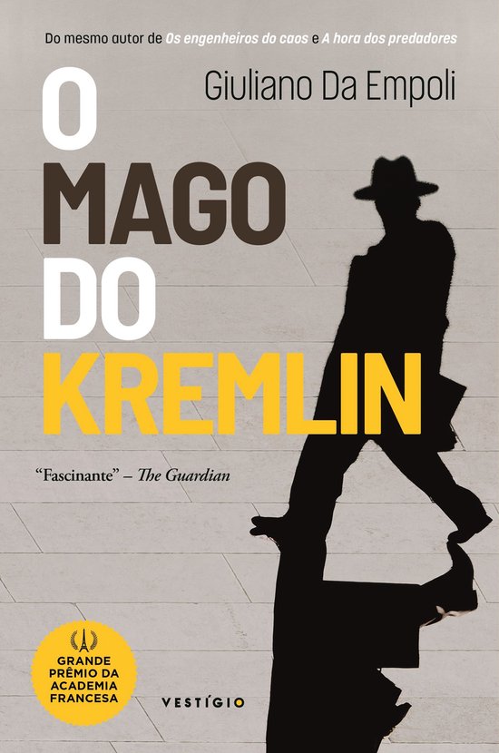 Boekcover met de titel 'O MAGO DO KREMLIN' van Giuliano Da Empoli, met een schaduw van een man met hoed.