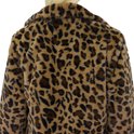 Achterkant van een jas met bruine en zwarte luipaardprint, op een witte achtergrond.