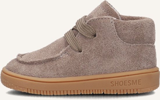Zijkant van een taupe suède Shoesme sneaker met bruine veter en bruine zool.