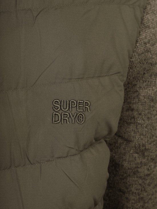 Close-up van het Superdry logo op de groene jas.