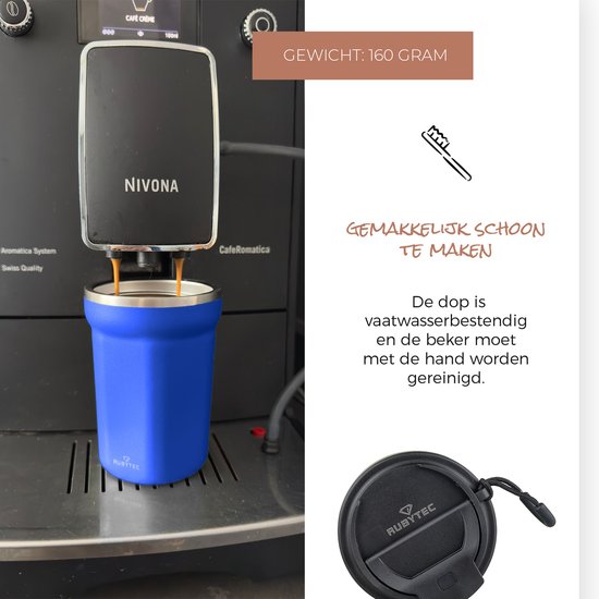 Blauwe Rubytec beker met koffie die erin loopt. Deksel is vaatwasbestendig.