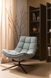 Lichtblauwe draaifauteuil met geblokt patroon en donker metalen kruispoot.