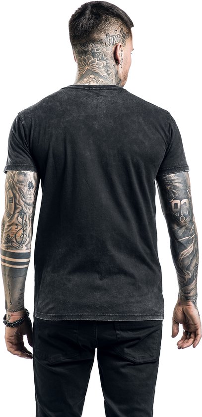 Man met tatoeages draagt het donkergrijze t-shirt met wash-effect, van achteren gezien.