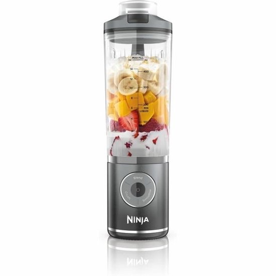 Ninja blender met heldere mengbeker gevuld met aardbeien, mango, bananen en yoghurt.