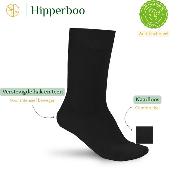 Zwarte, naadloze bamboe sok met label "HIPPERBOO". "Hypoallergeen", "Verstevigde hak en teen".