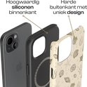 Exploded view van een telefoonhoesje met aan de binnenkant hoogwaardig siliconen en aan de buitenkant een harde laag met een print van schelpen, zeesterren en zeewier.