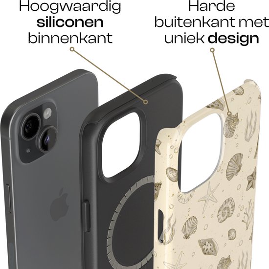 Exploded view van een telefoonhoesje met aan de binnenkant hoogwaardig siliconen en aan de buitenkant een harde laag met een print van schelpen, zeesterren en zeewier.
