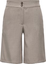 Short bermuda marron clair avec ceinture élastique, deux boutons devant et poches latérales.