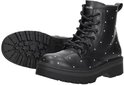 Zwarte Skechers laarzen, waarvan één opengewerkt met studs en veters.