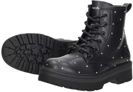 Zwarte Skechers laarzen, waarvan één opengewerkt met studs en veters.