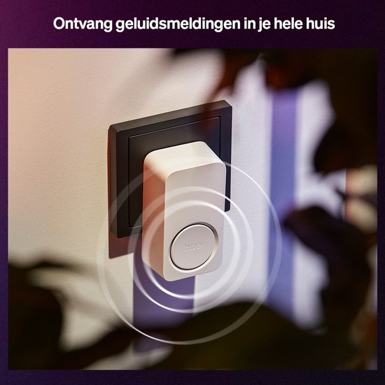 Witte Hue deurbel in een stopcontact, met cirkelvormige golven die geluid aangeven.