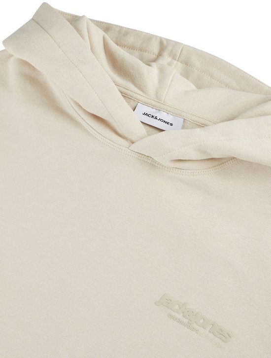 Detail van een beige hoodie met Jack & Jones label in de nek en logo op de borst.