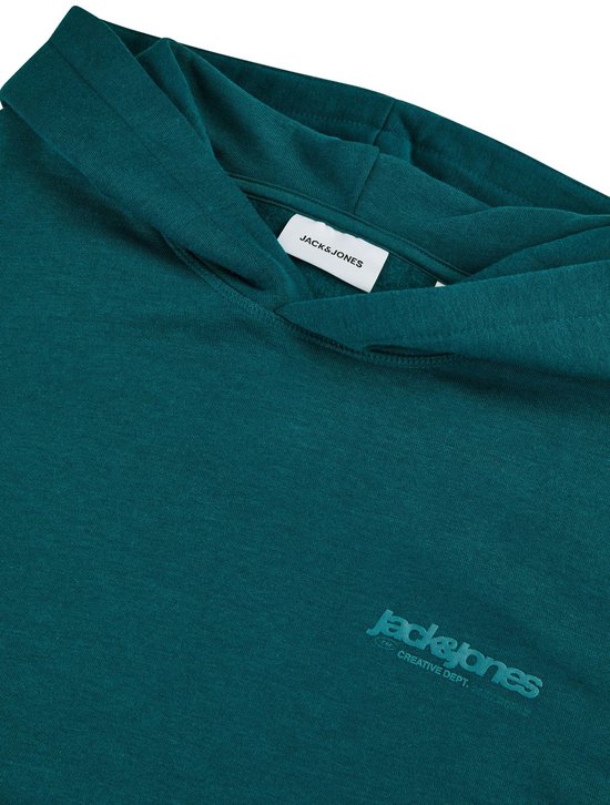 Close-up van de groene hoodie met Jack & Jones logo en etiket in de nek.