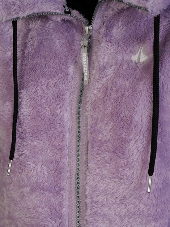 Sluiting van een lila fleece vest met logo 'BJØRNSON' op de ritssluiting.