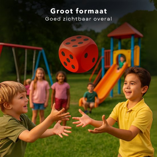 Grote rode dobbelsteen met zwarte stippen, gegooid door kinderen op een grasveld bij een speeltuin.