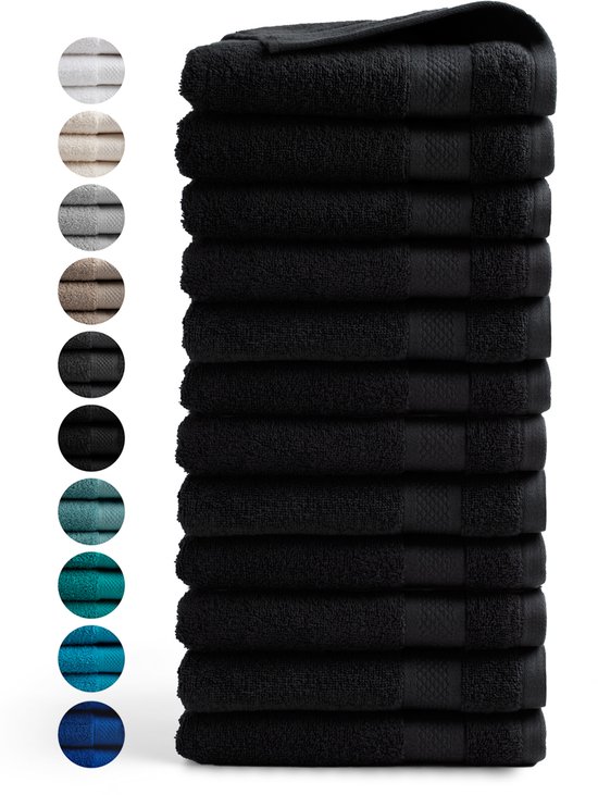 Een stapel zwarte handdoeken met een selectie van 10 kleuren ernaast.
