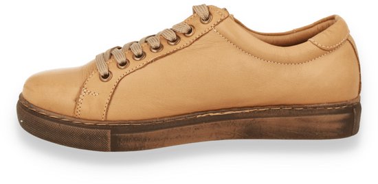 Beige leren sneaker met veters en rubberen zool. Zijkant zichtbaar.