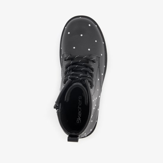 Zicht op de bovenkant van een zwarte veterlaars met zilverkleurige strass-steentjes. Skechers logo aan de binnenkant.