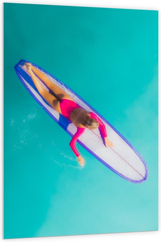 Forex - Bovenaanzicht Vrouw op Surfplank - 100x150cm Foto op Forex