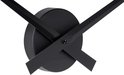 Gros plan sur le cadran rond noir Karlsson avec aiguilles noires.